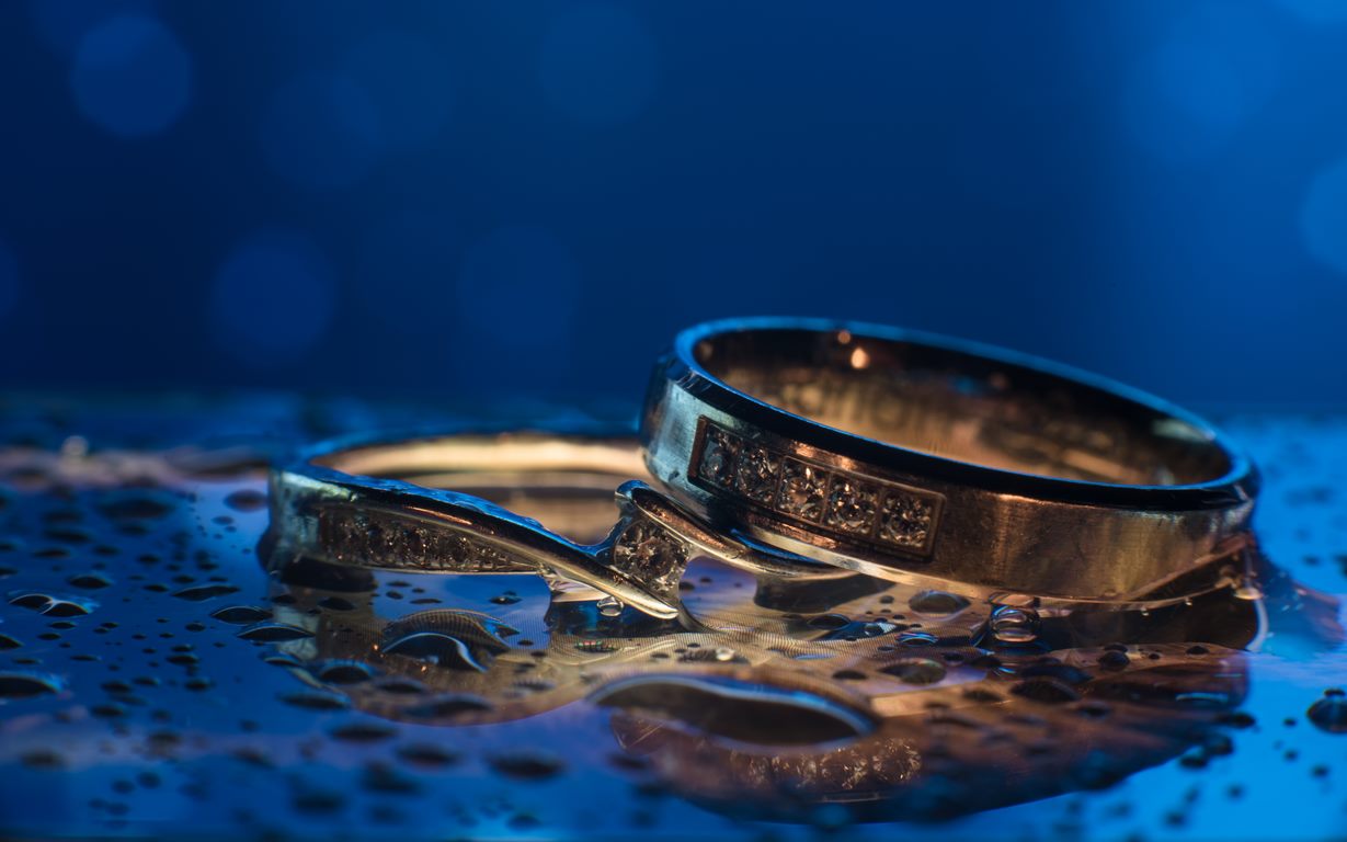 Obrączka ślubna i pierścionek zaręczynowy Pani Młodej